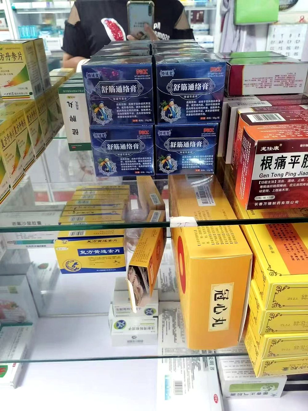 络适堂舒筋通络膏药店货架上架实拍